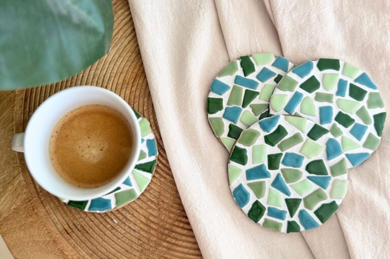 Groene mozaïek onderzetters met koffie